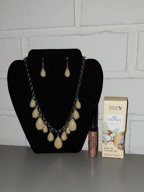 BUYERS GIVAWAY! 🎁 Necklace/Earring Set, Coconut Roll-On Perfume Oil & Lipgloss!